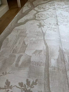 Bois de brume — photo réelle du papier déroulé, détail des traits et du paysage.