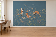 Cerfs & fleurs, motif 1 : trois renards bondissants, oiseaux, lapin et fleurs champêtres sur fond bleu ardoise, posé en papier peint dans un bureau familial clair avec table de travail en bois.