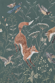 Cerfs & fleurs, motif2 : détail photographique du papier peint, le renard plongeant central et les ombelles fines, sur fond vert grisé.