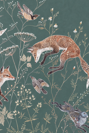Cerfs & fleurs, motif2 : détail photographique du papier peint, le renard droit, les lapins et les plantes fines, sur fond vert grisé.