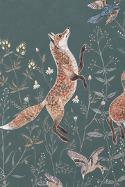 Cerfs & fleurs, motif2 : détail photographique du papier peint, le renard bondissant gauche et les fleurs champêtres, sur fond vert grisé.