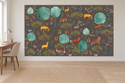 Cerfs & fleurs, motif 7 : cerfs jaunes, ours, renards, lapins et oiseaux parmi de grands arbres turquoise sur fond brun grisé foncé, posé en papier peint dans un bureau familial clair avec table de travail en bois.