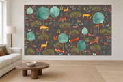Cerfs & fleurs, motif 7 : cerfs jaunes, ours, renards, lapins et oiseaux parmi de grands arbres turquoise sur fond brun grisé foncé, posé en papier peint dans un salon familial lumineux avec canapé en lin clair.