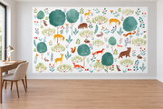 Cerfs & fleurs, motif 9 : cerfs jaunes, ours, renards, lapins et oiseaux parmi de grands arbres turquoise sur fond blanc, posé en papier peint dans un bureau familial clair avec table de travail en bois.