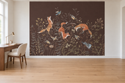 Cerfs & fleurs, motif 10 : trois renards bondissants, oiseaux, lapins gris bleuté et fleurs fines sur fond brun natif, posé en papier peint dans un bureau familial clair avec table de travail en bois.