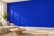 Coloris & matières — Bleu, revêtement mural dans un salon lumineux.