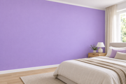 Coloris & matières — Violet, revêtement mural dans une chambre apaisante.