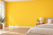 Coloris & matières — Jaune, revêtement mural dans une chambre apaisante.