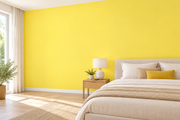 Coloris & matières — Jaune · 38, revêtement mural dans une chambre apaisante.