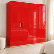 Couleurs d’atelier, rouge brillant : film adhésif appliqué sur une armoire dans une pièce lumineuse.