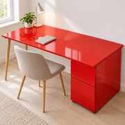 Couleurs d’atelier, rouge brillant : film adhésif appliqué sur un bureau dans une pièce lumineuse.