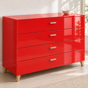 Couleurs d’atelier, rouge brillant : film adhésif appliqué sur une commode dans une pièce lumineuse.