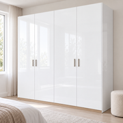 Couleurs d’atelier, blanc brillant : film adhésif appliqué sur une armoire dans une pièce lumineuse.