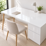 Couleurs d’atelier, blanc brillant : film adhésif appliqué sur un bureau dans une pièce lumineuse.