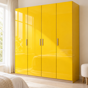 Couleurs d’atelier, jaune brillant : film adhésif appliqué sur une armoire dans une pièce lumineuse.