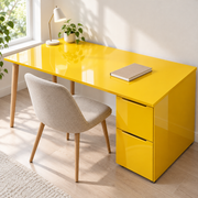 Couleurs d’atelier, jaune brillant : film adhésif appliqué sur un bureau dans une pièce lumineuse.