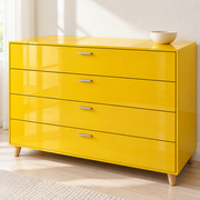 Couleurs d’atelier, jaune brillant : film adhésif appliqué sur une commode dans une pièce lumineuse.