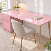 Couleurs d’atelier, nuance 18 : film adhésif appliqué sur un bureau dans une pièce lumineuse.
