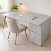 Couleurs d’atelier, gris brillant : film adhésif appliqué sur un bureau dans une pièce lumineuse.