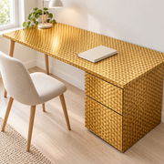 Couleurs d’atelier, doré · 39 : film adhésif appliqué sur un bureau dans une pièce lumineuse.