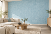 Salon contemporain avec un mur revêtu de Maille de lin bleu clair, canapé crème et table en chêne.