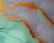 Papier peint Marbre émeraude, Motif 4, détail du liseré ocre doré sur les strates gris lavande.