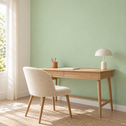 Papier peint vert sauge dans un coin bureau en bois clair.