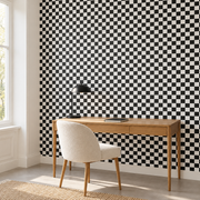 Papier peint à damier noir et blanc derrière un bureau.