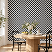Papier peint à damier noir et blanc dans une salle à manger.
