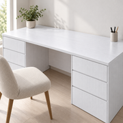 Palette satinée — Blanc — effet bois, bureau (mise en scène générée)
