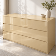 Palette satinée — Champagne brillant, commode (mise en scène générée)
