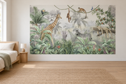 Safari aquarelle, motif 1 : jungle aquarellée gris vert, girafe à gauche, éléphant au centre, zèbre à droite, léopard couché sur une branche et singes en haut, posé en papier peint dans une chambre d’enfant lumineuse avec lit bas et linge clair.