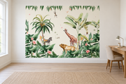 Safari aquarelle, motif 3 : jungle sur fond crème, lion au premier plan, girafe à droite, zèbre sous un palmier à gauche et singe suspendu, posé en papier peint dans un bureau familial clair avec table de travail en bois.