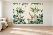 Safari aquarelle, motif 3 : jungle sur fond crème, lion au premier plan, girafe à droite, zèbre sous un palmier à gauche et singe suspendu, posé en papier peint dans une chambre d’enfant lumineuse avec lit bas et linge clair.