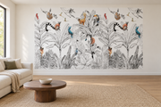 Safari aquarelle, motif 4 : feuillage tropical noir et blanc finement dessiné, lémuriens et petits singes roux, oiseaux rouges et bleus et toucan, posé en papier peint dans un salon familial lumineux avec canapé en lin clair.
