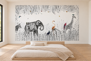 Safari aquarelle, motif 5 : jungle finement dessinée noir et blanc, éléphant à gauche, girafe à droite, zèbre coupé au bord gauche et oiseaux colorés, posé en papier peint dans une chambre d’enfant lumineuse avec lit bas et linge clair.