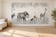 Safari aquarelle, motif 5 : jungle finement dessinée noir et blanc, éléphant à gauche, girafe à droite, zèbre coupé au bord gauche et oiseaux colorés, posé en papier peint dans une chambre d’enfant lumineuse avec lit bas et linge clair.
