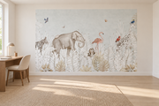 Safari aquarelle, motif 6 : jungle aquarellée très pâle sur fond gris sauge clair, éléphant et tortue, zèbre, flamant rose, petite chouette, girafe et oiseaux, posé en papier peint dans un bureau familial clair avec table de travail en bois.