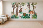 Safari aquarelle, motif 7 : forêt enfantine claire, tigre rayé, ours, singes, petits animaux, oiseaux et feuillages verts, posé en papier peint dans une chambre d’enfant lumineuse avec lit bas et linge clair.