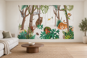 Safari aquarelle, motif 7 : forêt enfantine claire, tigre rayé, ours, singes, petits animaux, oiseaux et feuillages verts, posé en papier peint dans un salon familial lumineux avec canapé en lin clair.
