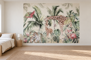 Safari aquarelle, motif 8 : girafe et son petit, tigresse et petit, perroquets et flamants roses parmi des palmes vertes sur fond ivoire, posé en papier peint dans une chambre d’enfant lumineuse avec lit bas et linge clair.