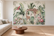 Safari aquarelle, motif 8 : girafe et son petit, tigresse et petit, perroquets et flamants roses parmi des palmes vertes sur fond ivoire, posé en papier peint dans un salon familial lumineux avec canapé en lin clair.
