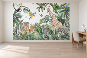 Safari aquarelle, motif 9 : jungle aquarellée verte sur fond blanc, girafe, éléphant, zèbre, lionne et petit, lémurien et oiseaux colorés, posé en papier peint dans un bureau familial clair avec table de travail en bois.