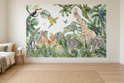 Safari aquarelle, motif 9 : jungle aquarellée verte sur fond blanc, girafe, éléphant, zèbre, lionne et petit, lémurien et oiseaux colorés, posé en papier peint dans une chambre d’enfant lumineuse avec lit bas et linge clair.