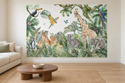 Safari aquarelle, motif 9 : jungle aquarellée verte sur fond blanc, girafe, éléphant, zèbre, lionne et petit, lémurien et oiseaux colorés, posé en papier peint dans un salon familial lumineux avec canapé en lin clair.