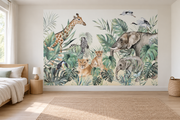 Safari aquarelle, motif 10 : jungle aquarellée sur fond blanc, girafe, zèbre, lionne et petit, éléphant et éléphanteau, grues et toucan, posé en papier peint dans une chambre d’enfant lumineuse avec lit bas et linge clair.