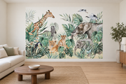 Safari aquarelle, motif 10 : jungle aquarellée sur fond blanc, girafe, zèbre, lionne et petit, éléphant et éléphanteau, grues et toucan, posé en papier peint dans un salon familial lumineux avec canapé en lin clair.