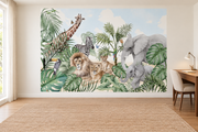Safari aquarelle, motif 11 : famille de lions, éléphant et éléphanteau, girafe, zèbre, toucan et perroquet parmi les feuillages aquarellés clairs, posé en papier peint dans un bureau familial clair avec table de travail en bois.