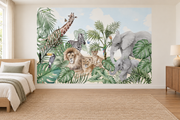 Safari aquarelle, motif 11 : famille de lions, éléphant et éléphanteau, girafe, zèbre, toucan et perroquet parmi les feuillages aquarellés clairs, posé en papier peint dans une chambre d’enfant lumineuse avec lit bas et linge clair.
