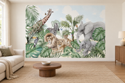 Safari aquarelle, motif 11 : famille de lions, éléphant et éléphanteau, girafe, zèbre, toucan et perroquet parmi les feuillages aquarellés clairs, posé en papier peint dans un salon familial lumineux avec canapé en lin clair.